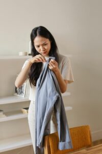 Tips dan Trik Jitu Menghilangkan Noda pada Seragam Kerja